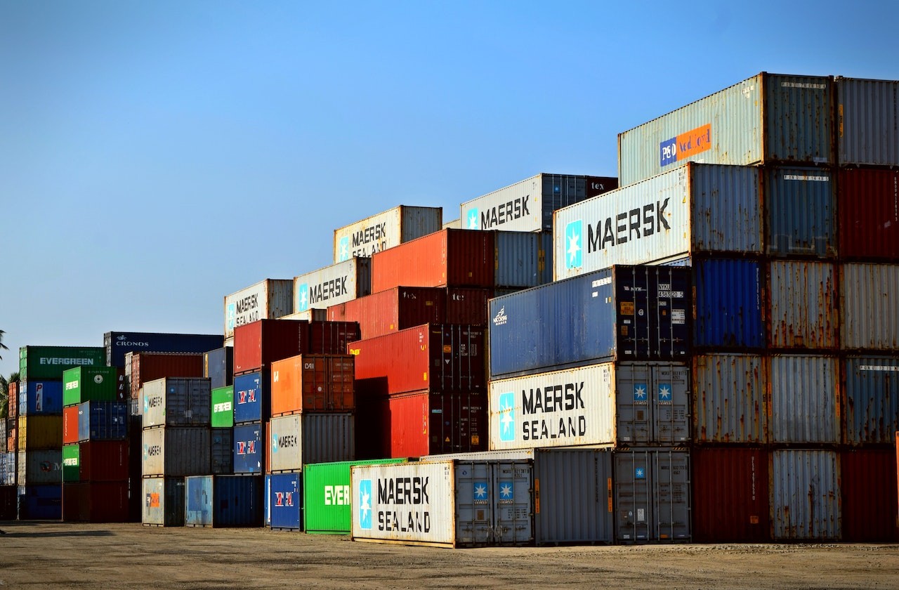 logistiek-containers-pexels-chanaka-906494